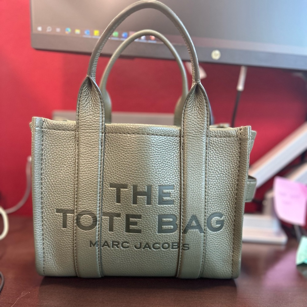 Marc Jacobs THE
LEATHER SMALL TOTE BAG in Khaki